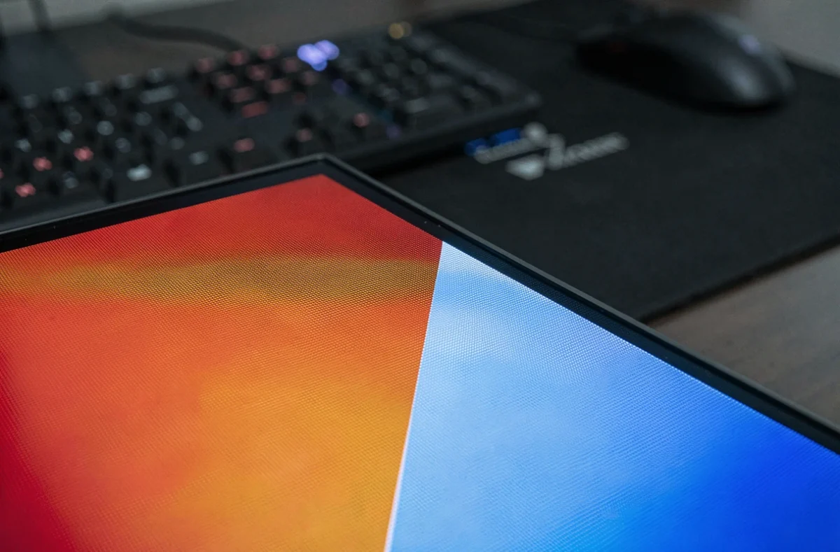 Gros plan sur la surface d'un écran TN montrant la texture des pixels et le revêtement antireflet caractéristiques